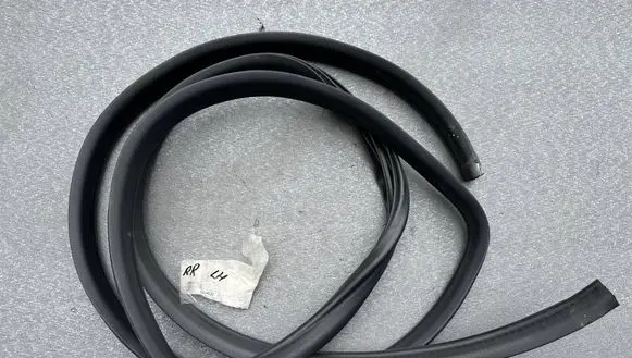 Rear door rubber seal (on body)