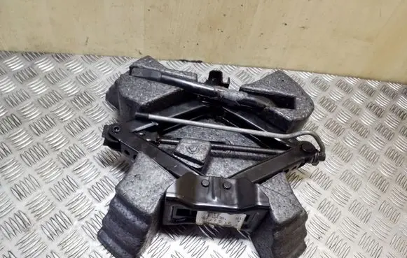 Ford Kuga I Tool set 8V4117009AA
