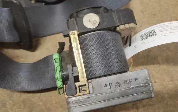Mercedes-Benz C W203 Front seatbelt 33015930F 302200 33004270