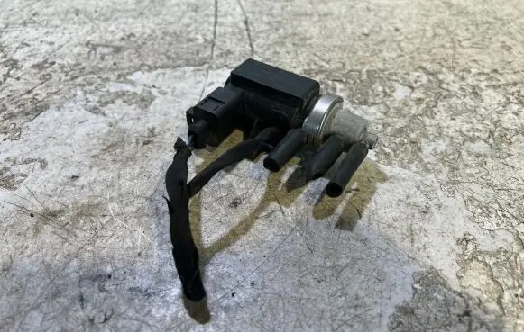 Volkswagen PASSAT B6 Turbo solenoid valve 1J0906627B 72290345 07T053