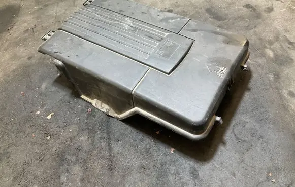 Volkswagen PASSAT B7 Battery box tray cover/lid 3C0915443A