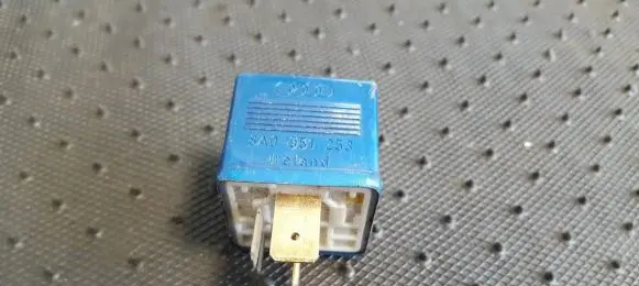 Volkswagen PASSAT B5.5 Other relay 8A0951253 899587