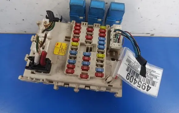 Nissan Almera Tino Fuse box set 243505M310