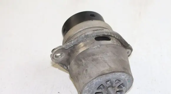 Audi Q7 4L Engine mount bracket
