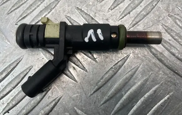 Mercedes-Benz CLS C219 Fuel injector A2720780249 7104B03984