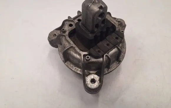 BMW 5 F10 F11 Engine mount bracket 6785601 22116785601 22117935149