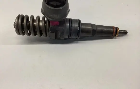 Volkswagen PASSAT B5.5 Fuel injector 038130073AJ
