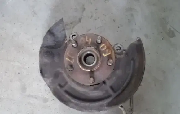 Toyota Avensis T220 Front wheel hub spindle knuckle