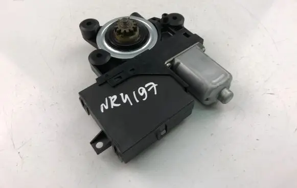 Volvo S40 Front door window regulator motor 979039100