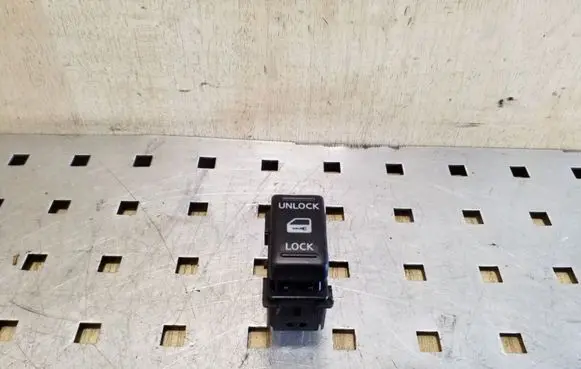 Nissan Pathfinder R51 Central locking switch button 