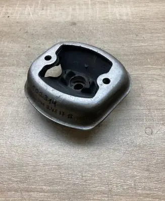 Engine mounting bracket