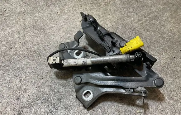 Audi A4 S4 B9 Engine bonnet/hood hinges 8W0823301E 8W0823823
