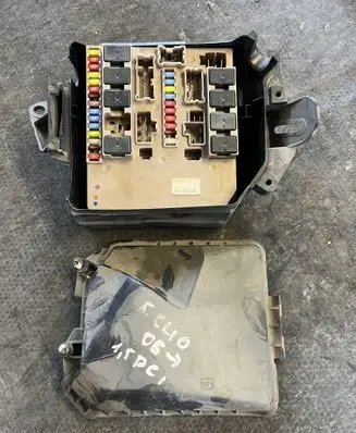 Renault Clio III Fuse module 674660A R7J031281