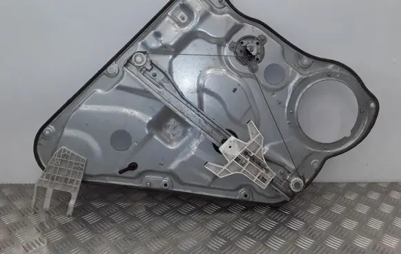 Rear door manual window regulator