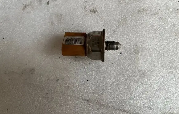 Skoda Octavia Mk2 (1Z) Fuel pressure sensor 03C906051H