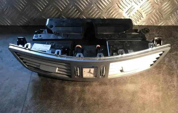 Mercedes-Benz S W221 Dashboard air vent grill cover trim A2218300954