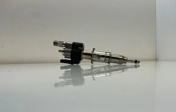 BMW 5 E60 E61 Fuel injector 7585261