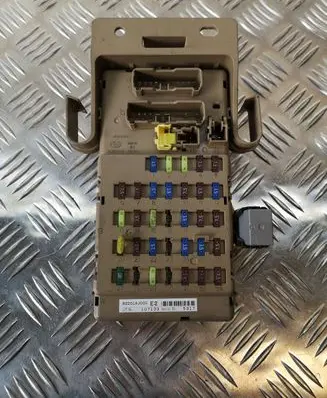 Subaru Outback Fuse module 82201AJ000 107133 JB200500N