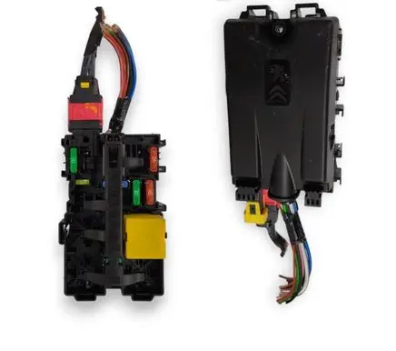 Peugeot 308 Fuse module 9806192580