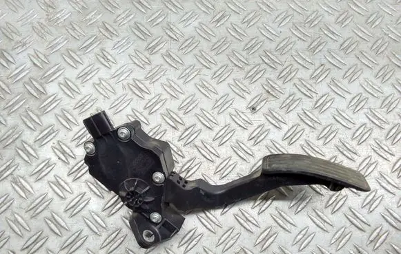 Accelerator throttle pedal
