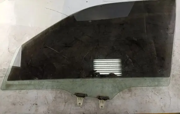 Suzuki Grand Vitara II Front door window glass four-door