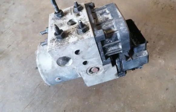 Audi A4 S4 B5 8D ABS Pump 8E0614111