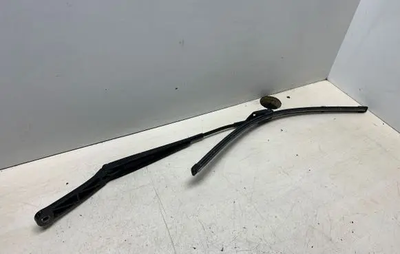 Volkswagen Golf VI Front wiper blade arm