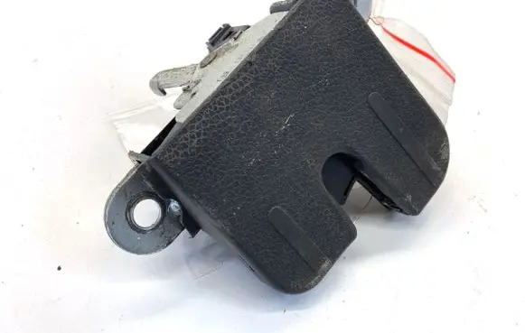 Volkswagen PASSAT B7 Tailgate exterior lock 1K6827505C