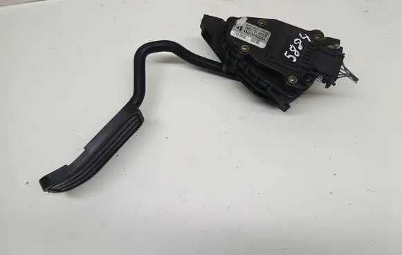 Accelerator throttle pedal