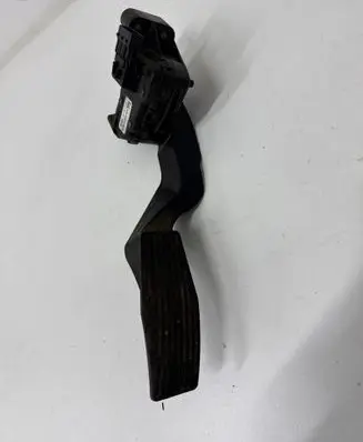 Accelerator throttle pedal