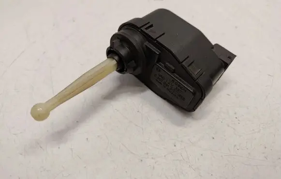 BMW 3 E36 Headlight level adjustment motor 0307851327 67168361460