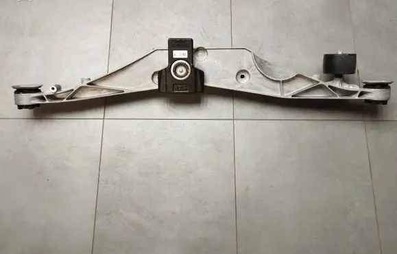 BMW X1 F48 F49 Rear differential/diff mount bracket 6852896 3336 5336