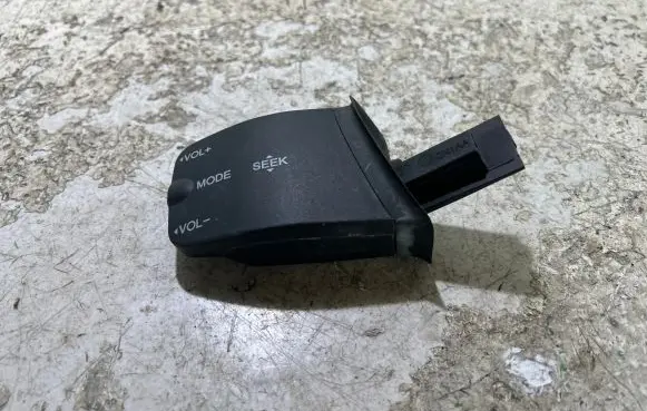 Ford Focus Sound control switch 758709