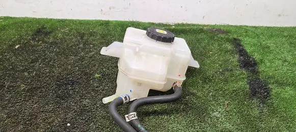 Hyundai Ioniq 5 Brake fluid reservoir 