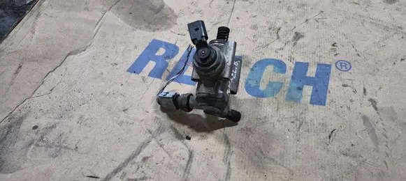 Audi A4 S4 B7 8E 8H Fuel injection high pressure pump 06F127025F
