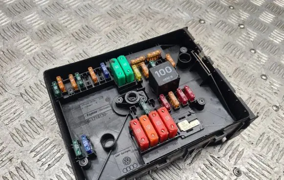 Skoda Octavia Mk2 (1Z) Fuse module 1K0937125A