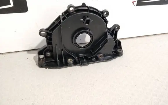 Volkswagen PASSAT B8 Timing chain cover 04L103151A
