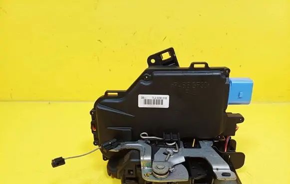 Volkswagen Golf Plus Rear door lock 7L0839016