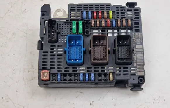 Peugeot 308 Fuse module 9810295780