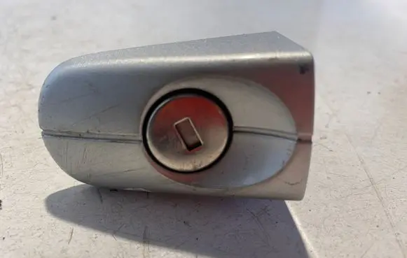 Ford Focus Front door coupe exterior handle/bracket 