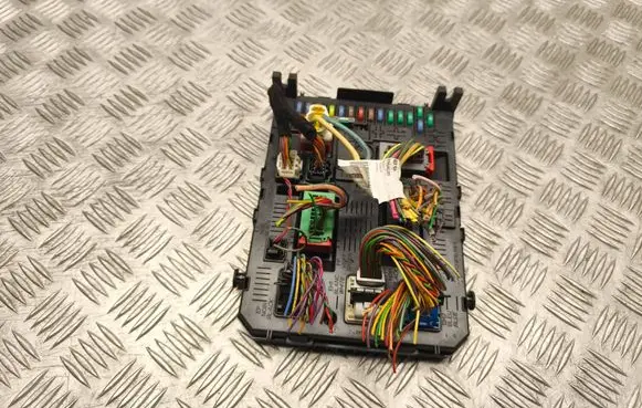 Citroen C5 Fuse module 281164872