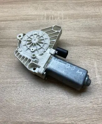 Mercedes-Benz A W169 Front door window regulator motor A1698201542