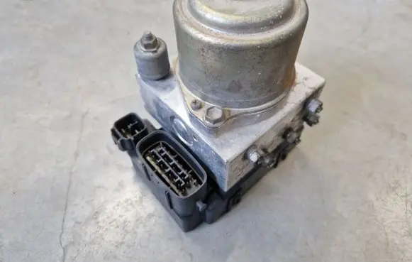 Mitsubishi Pajero Sport I ABS Pump MR955425