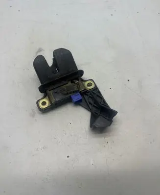 Audi A4 S4 B5 8D Tailgate/trunk/boot lock/catch/latch 8E5827505B
