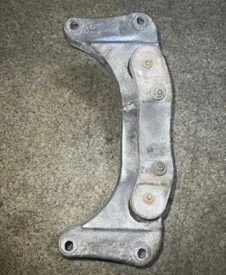 BMW 5 E39 Gearbox mounting bracket 1096106