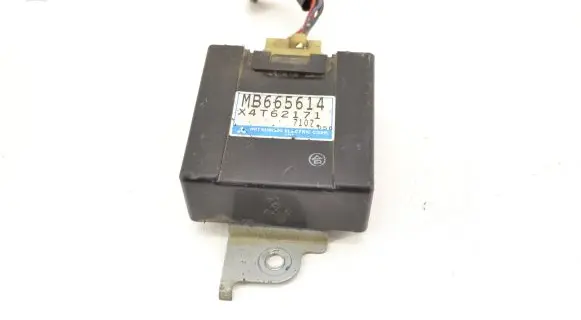 Mitsubishi Pajero Air suspension control unit module (rear) MB665614 X4T62171
