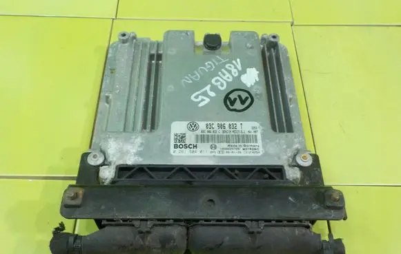 Volkswagen Tiguan Engine control unit/module 0261S04011 18AB25