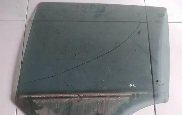 Opel Zafira B Rear door window glass AS3