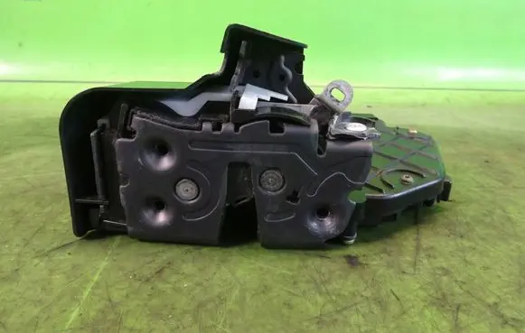 Volvo V50 Front door lock 30753664