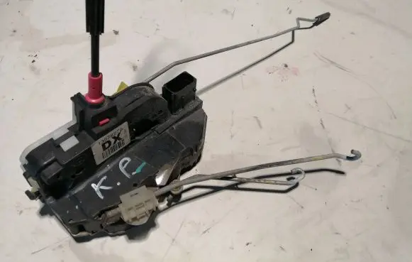 Chevrolet Orlando Front door lock 13578276